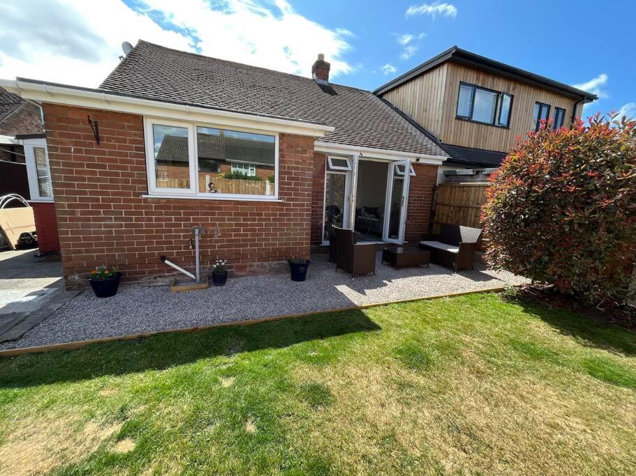 Idyllic Bungalow, Ideal Location In West Lancashire Burscough Exterior photo