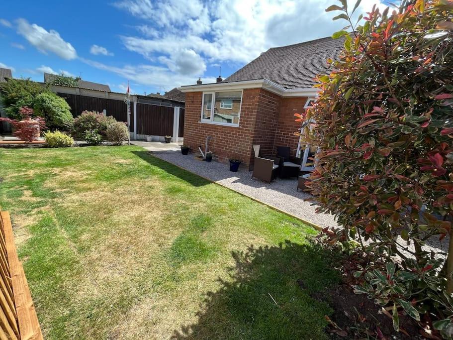 Idyllic Bungalow, Ideal Location In West Lancashire Burscough Exterior photo